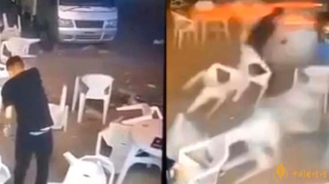 警方通報小車沖過夜市撞飛數(shù)人 這一幕太驚險了！