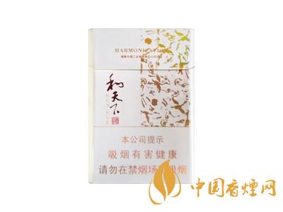 2020白沙和天下價(jià)格表和圖片 2020和天下香煙是白沙牌香煙中的一種，說(shuō)起和天下香煙，相信大家都認(rèn)識(shí)，和天下是高端香煙品牌,隸屬于湖南中煙工業(yè)有限責(zé)任公司，那么，2020年白沙和天下多少錢(qián)一包呢?趕緊來(lái)看看吧!  和天下香煙  和天下香煙時(shí)尚大氣的包裝　簡(jiǎn)潔流暢的線條　以紫色為主色調(diào)的搭配　無(wú)一不顯示出和天下的不凡紫色在中國(guó)傳統(tǒng)里是尊貴的顏色，如北京故宮又稱為“紫禁城”亦有所謂“紫氣東來(lái)” 口感上此款雅香綿滑，香氣醇和，余味純凈，實(shí)屬難得一見(jiàn)的神品啊!  系列產(chǎn)品  和天下(尊尚中支)  類型： 烤煙型  煙氣煙堿量： 0.0 mg  煙長(zhǎng)： 84 mm  過(guò)濾嘴長(zhǎng)： 25 mm  包裝形式： 條盒硬盒  單盒支數(shù)： 20  銷售形式： 國(guó)產(chǎn)內(nèi)銷  生產(chǎn)狀態(tài)： 待上市  備注： 白沙和天下尊尚中支  和天下(尊尚5000)  類型： 烤煙型  煙氣煙堿量： 0.0 mg  煙長(zhǎng)： 88 mm  過(guò)濾嘴長(zhǎng)： 25 mm  包裝形式： 條盒硬盒  單盒支數(shù)： 20  銷售形式： 國(guó)產(chǎn)內(nèi)銷  生產(chǎn)狀態(tài)： 已上市  備注： 白沙和天下尊尚5000  白沙(硬和天下雙中支)  單盒參考價(jià)： 90 元  條盒參考價(jià)： 900 元  條盒批發(fā)價(jià)： 763.2 元  小盒條形碼： 6901028204798  條包條形碼： 6901028204804  白沙(和天下天下韶山)  單盒參考價(jià)： 100 元  條盒參考價(jià)： 1000 元  小盒條形碼： 6901028196925  條包條形碼： 6901028196932  白沙(軟和天下檀香)  單盒參考價(jià)： 100 元  條盒參考價(jià)： 1000 元  條盒批發(fā)價(jià)： 763.2 元  白沙(和天下細(xì)支)  單盒參考價(jià)： 100 元  條盒參考價(jià)： 1000 元  條盒批發(fā)價(jià)： 720.8 元  小盒條形碼： 6901028196048  條包條形碼： 6901028196055  白沙(軟和天下)  單盒參考價(jià)： 100 元  條盒參考價(jià)： 1000 元  條盒批發(fā)價(jià)： 720.8 元  小盒條形碼： 6901028196017  條包條形碼： 6901028196024  白沙(和天下)  單盒參考價(jià)： 100 元  條盒參考價(jià)： 1000 元  條盒批發(fā)價(jià)： 848 元  小盒條形碼： 6901028196925  條包條形碼： 6901028196932  通過(guò)以上的信息可以了解到2020年白沙和天下的價(jià)格，以上就是香煙網(wǎng)為您提供的關(guān)于2020白沙和天下價(jià)格表和圖片，白沙和天下多少錢(qián)一包?的信息，想要了解更多的信息請(qǐng)來(lái)關(guān)注香煙網(wǎng)吧!白沙和天下多少錢(qián)一包？